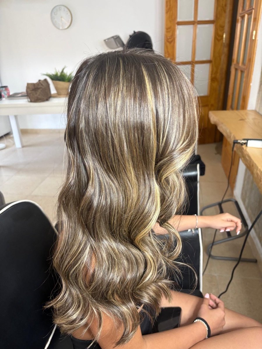 Melena con balayage y mechas naturales luminosas