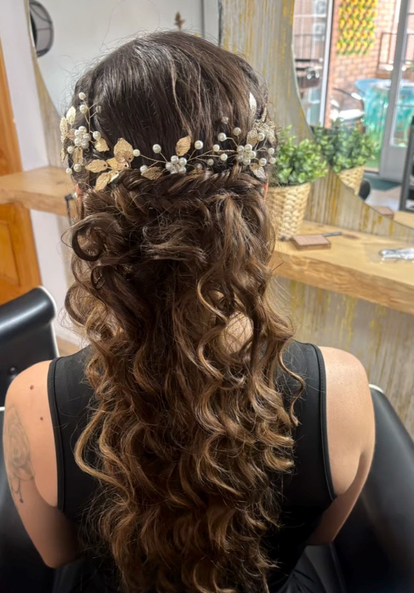 Recogido de novia con tocado floral y ondas